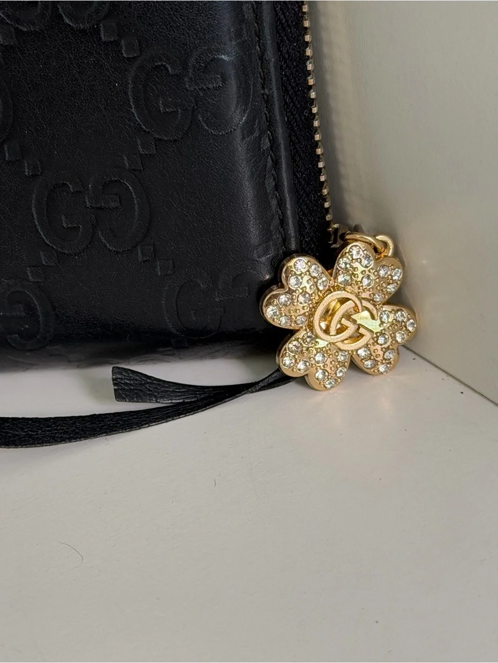 Gucci Black Leather Zip Wallet with an added zipperpull Gold Floral Gucci Charm - Picture 2 of 12